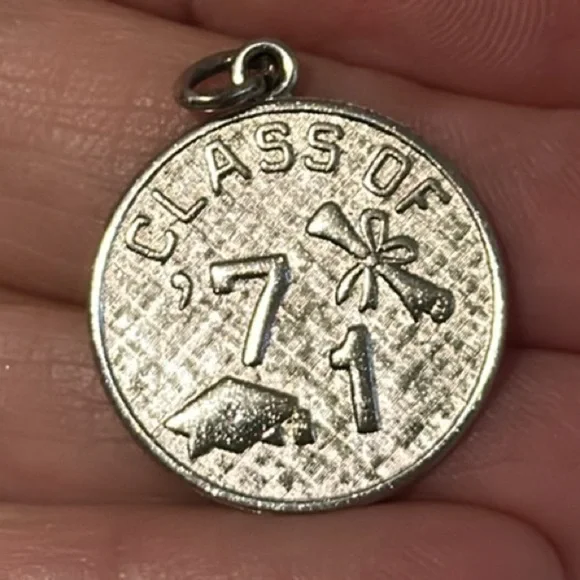 1971 WELLS Sterling Silver Class of ‘71 1971 Charm For Bracelet Vintage - Picture 1 of 3
